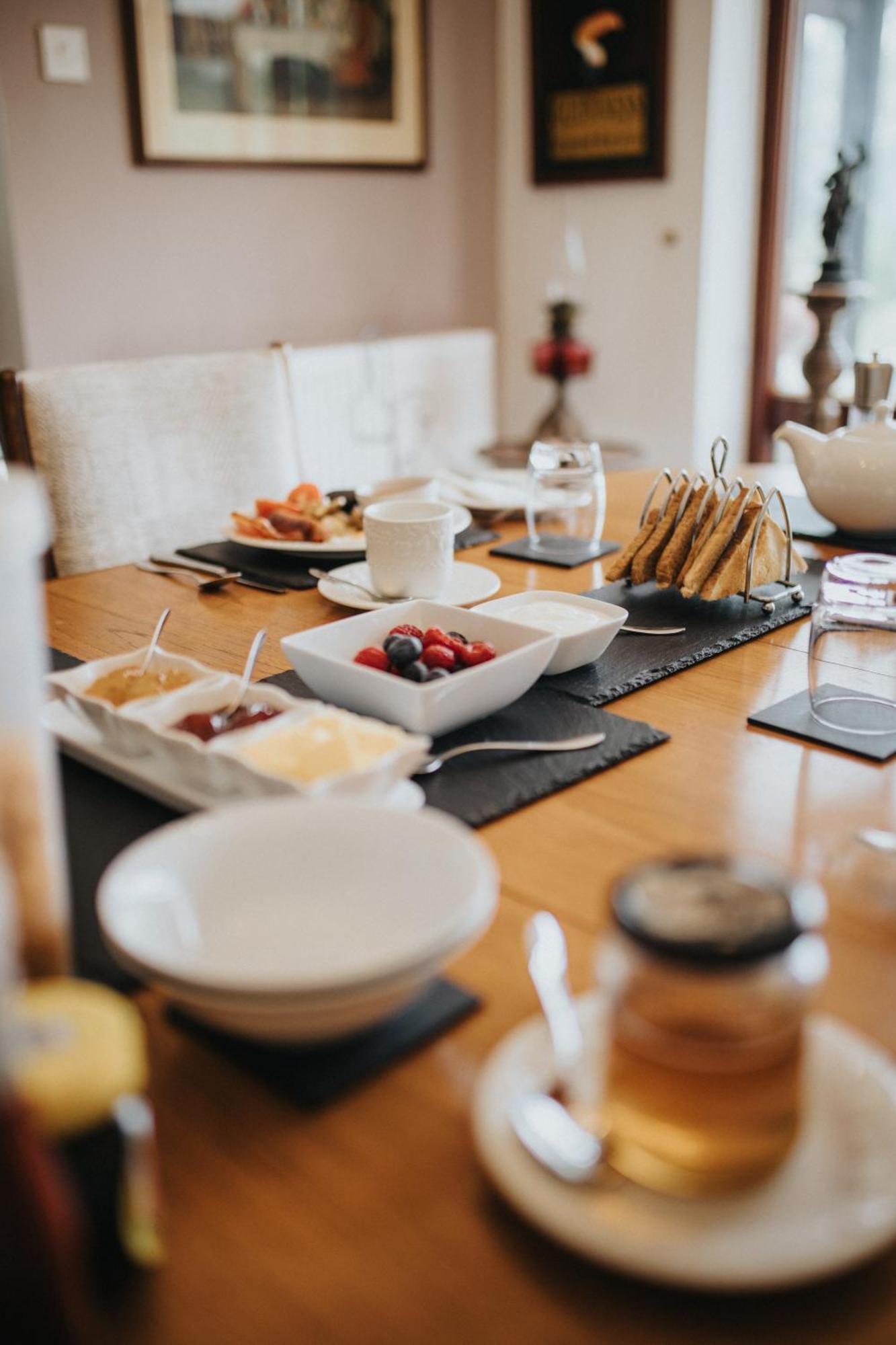 Ferlas Bed And Breakfast Penrhyndeudreath Eksteriør bilde